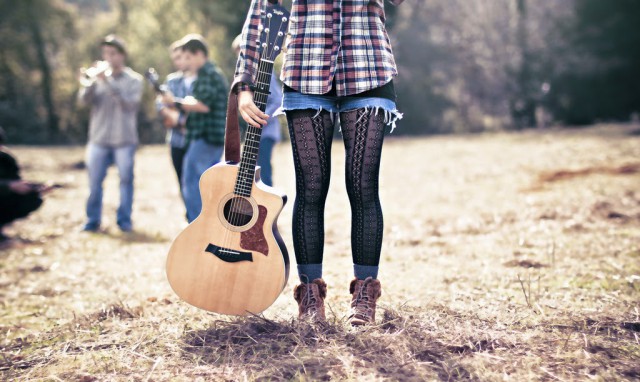 Music_Outfit-With-Guitar_167K[1]