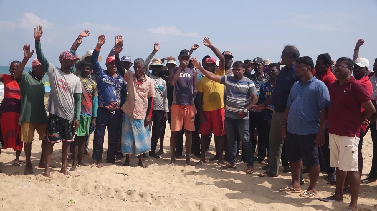 தடை-செய்யப்பட்ட-தொழிலை-நிறுத்த-கால-அவகாசம்-கோரி-வடமராட்சி-கிழக்கில்-சில-கடற்தொழிலாளிகள்-போராட்டம்