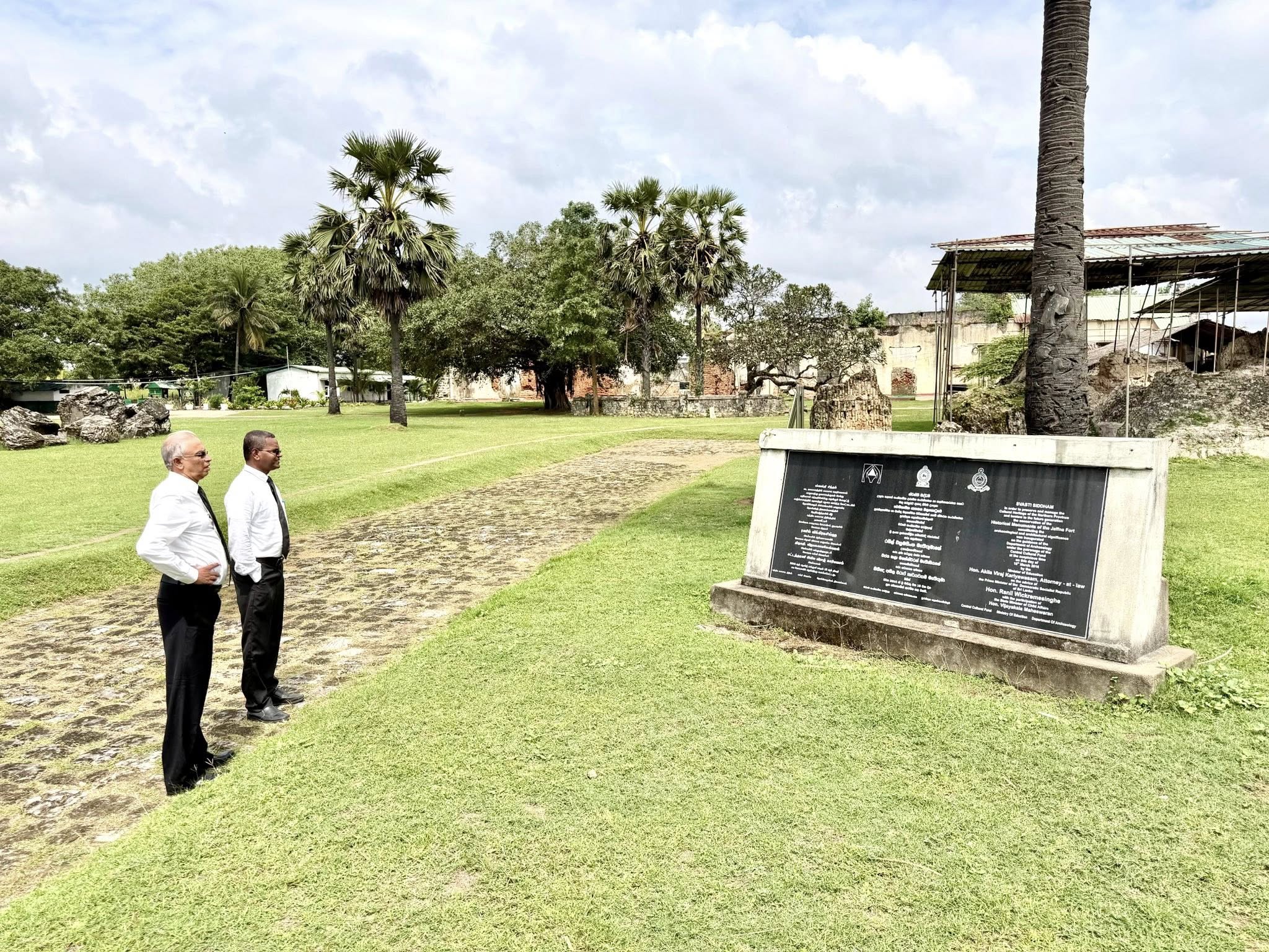 யாழ்.-கோட்டைக்குள்-உள்ள-அற்புத-மாதா-ஆலயத்தை-தொல்லியல்-திணைக்களம்-புறக்கணிப்பதாக-குற்றச்சாட்டு-–-நேரில்-சென்ற-சுமந்திரன்