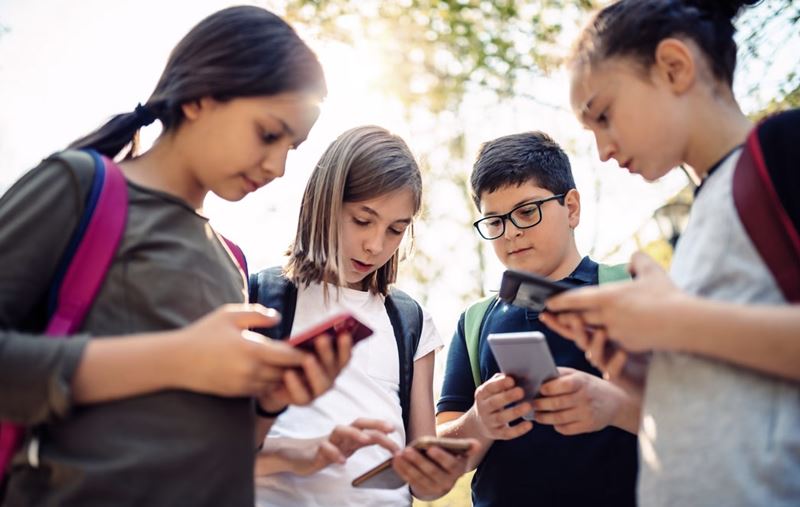 15-வயதுக்குட்பட்டோருக்கான-சமூக-ஊடகத்-தடை:-பிரான்சில்-விவாதம்!