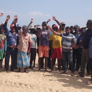 தடை-செய்யப்பட்ட-தொழிலை-நிறுத்த-கால-அவகாசம்-கோரி-வடமராட்சி-கிழக்கில்-சில-கடற்தொழிலாளிகள்-போராட்டம்