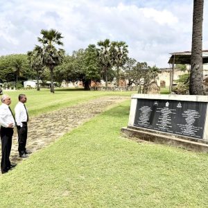 யாழ்.-கோட்டைக்குள்-உள்ள-அற்புத-மாதா-ஆலயத்தை-தொல்லியல்-திணைக்களம்-புறக்கணிப்பதாக-குற்றச்சாட்டு-–-நேரில்-சென்ற-சுமந்திரன்