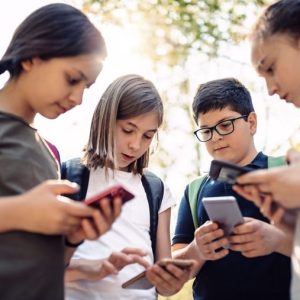 15-வயதுக்குட்பட்டோருக்கான-சமூக-ஊடகத்-தடை:-பிரான்சில்-விவாதம்!