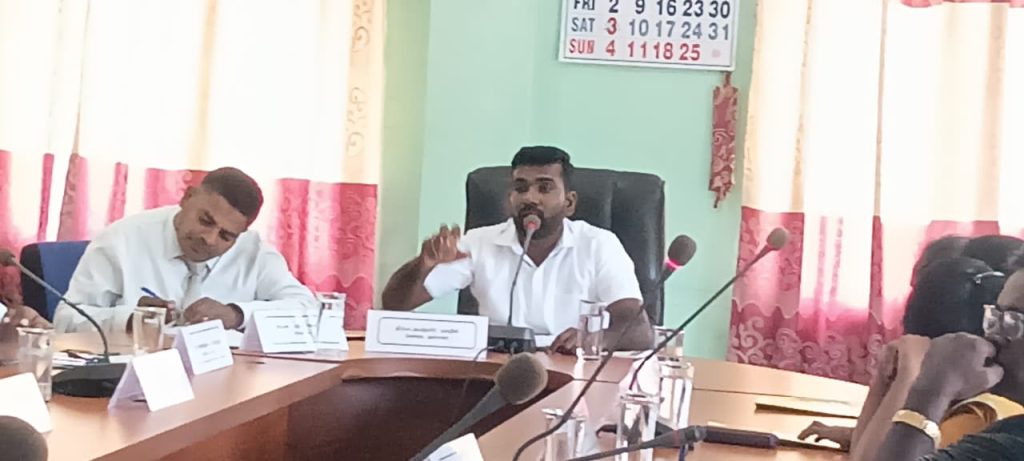 அரச-உத்தியோகஸ்தர்கள்-மீது-நம்பிக்கையில்லா-காரணத்தால்-தான்-பிரஜா-சக்தி-உருவாக்கப்பட்டதாம்