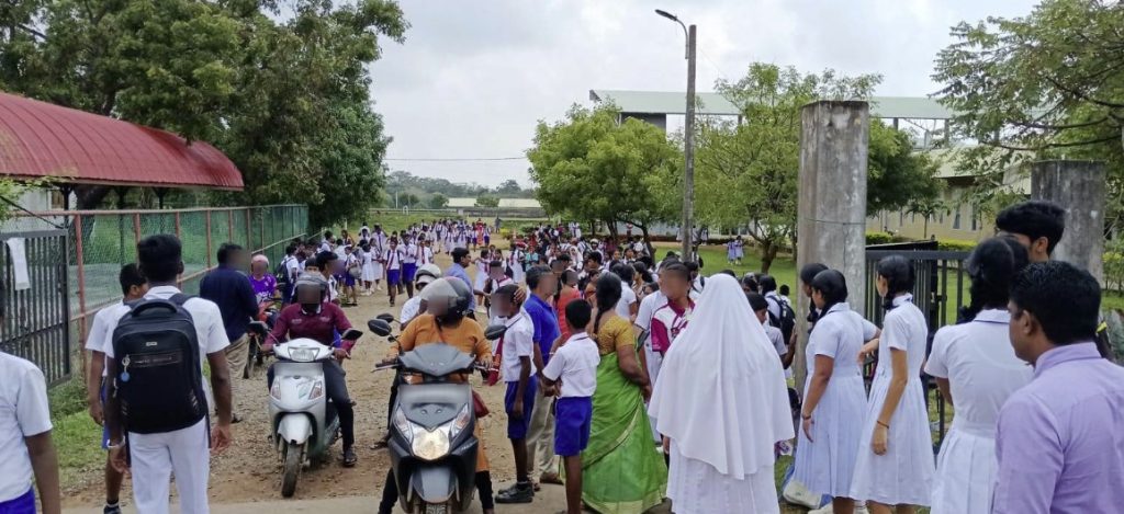 கிளிநொச்சியில்-குளவி-கொட்டுக்கு-இலக்கி-39-மாணவர்கள்-மருத்துவமனையில்-அனுமதி