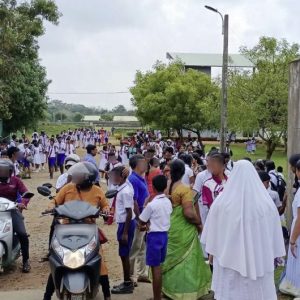 கிளிநொச்சியில்-குளவி-கொட்டுக்கு-இலக்கி-39-மாணவர்கள்-மருத்துவமனையில்-அனுமதி