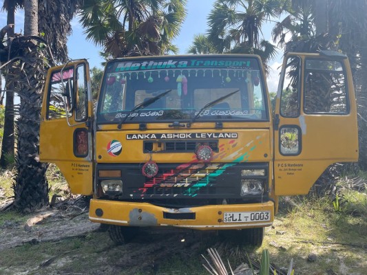 யாழில். மணல் கடத்தலில் ஈடுபட்ட முன்னாள் பொலிஸ் உத்தியோகஸ்தர் – 20 கிலோ மீட்டர் துரத்தி சென்று கைது செய்த பொலிஸார்