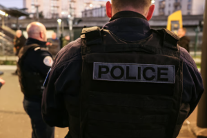 உளவு பார்த்ததாக பிரான்சில் வெளிநாட்டவர்கள் கைது