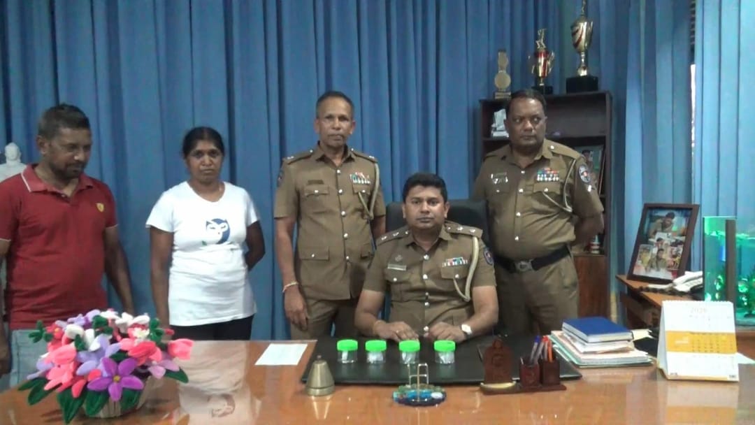 புத்தர் சிலைகளின் தங்க முலாம் பூசப்பட்ட கலசங்களைத் திருடிய இருவர் கைது!