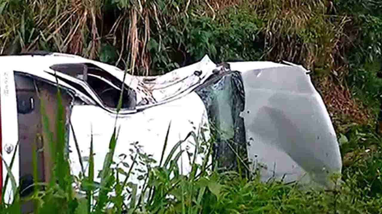 அவிசாவளையில் காரொன்று கவிழ்ந்து விபத்துக்குள்ளானதில் மூவர் உயிரிழப்பு