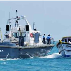 தொடர்-இலக்கங்களை-அழித்த-படகுகளில்-அத்துமீறும்-இந்திய-கடற்தொழிலாளர்கள்-–-அருகில்-சென்ற-நயினாதீவு-கடற்தொழிலாளர்கள்-மீதும்-கல்-வீச்சு