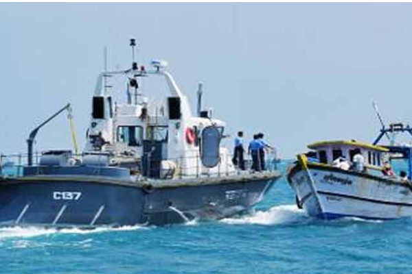 தொடர்-இலக்கங்களை-அழித்த-படகுகளில்-அத்துமீறும்-இந்திய-கடற்தொழிலாளர்கள்-–-அருகில்-சென்ற-நயினாதீவு-கடற்தொழிலாளர்கள்-மீதும்-கல்-வீச்சு