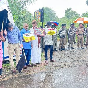 தையிட்டி-விகாரைக்கு-எதிராக-கொட்டும்-மழைக்குள்ளும்-போராட்டம்