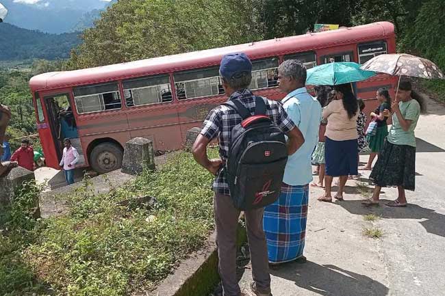 வலப்பனையில்-பெரும்-விபத்தைத்-தவிர்ப்பதற்காக-ஓட்டுநர்:-40-பயணிகள்-உயிர்-பிழைத்தனர்!!