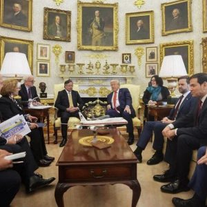 கொலம்பியாவின்-பெட்ரோவுடனான-மிகவும்-நல்ல-சந்திப்பை-டிரம்ப்-பாராட்டினார்