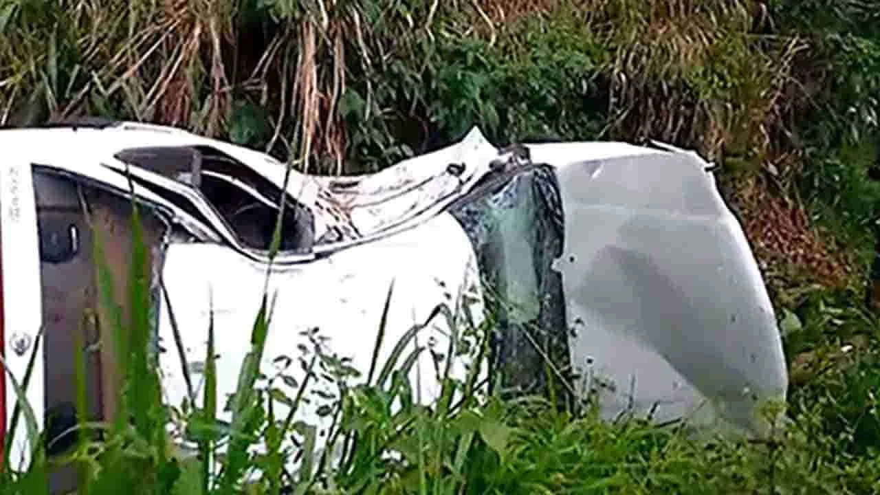 காரும்  மோட்டார் சைக்கிளும்  நேருக்கு நேர் மோதி விபத்து ; மூவர் உயிரிழப்பு !