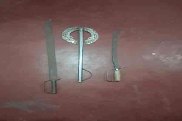 வாள்களுடன் நடமாடிய இருவர் கைது