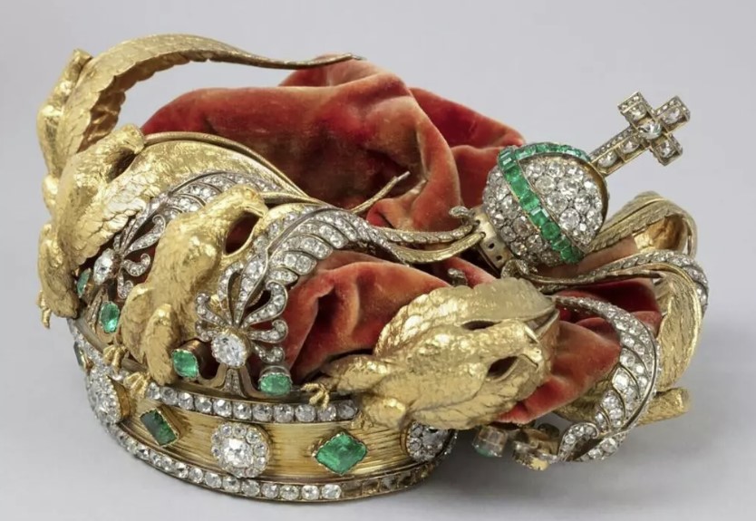 லூவ்ரே கொள்ளையில் கைவிடப்பட்ட பேரரசியின் கிரீடம் முழுமையாக மீட்டெடுக்கப்பட்டது