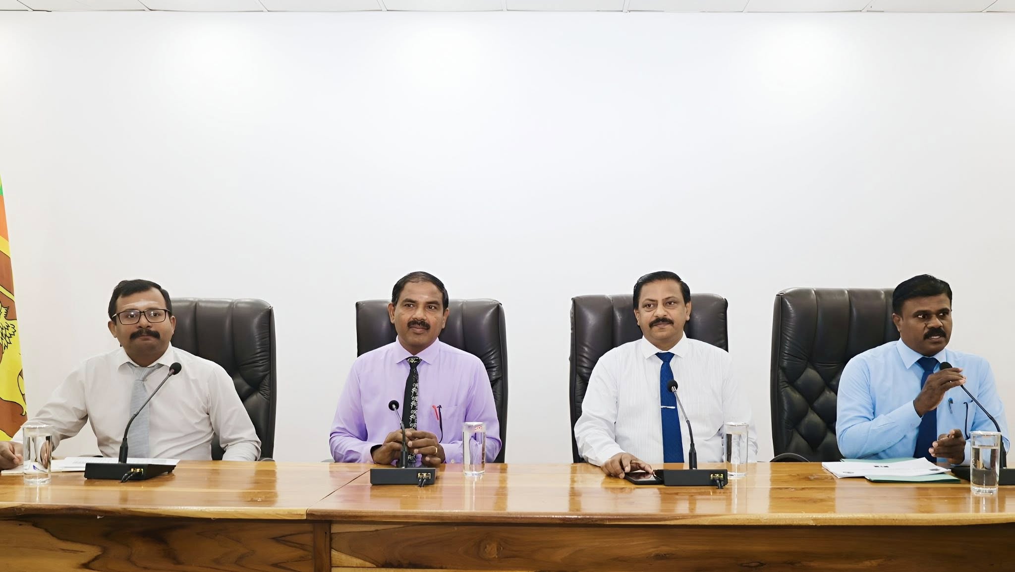அரசகாணி வேலை திட்டம் தொடர்பான முன்னேற்ற மீளாய்வு கூட்டம் யாழ்ப்பாண மாவட்ட அரசாங்க அதிபர் மருதலிங்கம்