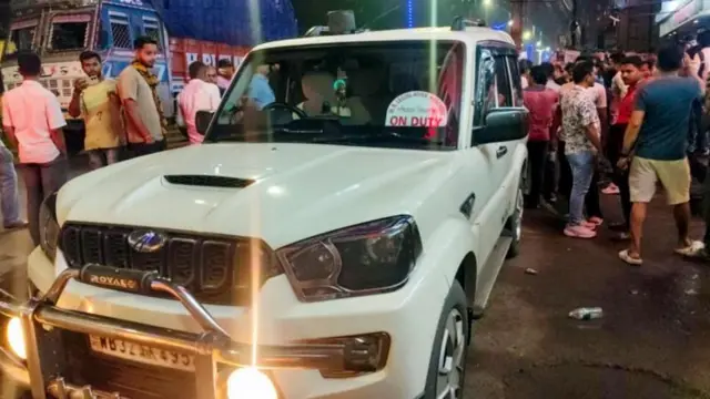 சமீபத்தில் நடைபெற்ற தேர்தலில், பவானிப்பூர் தொகுதியில் திரிணாமுல் காங்கிரஸ் தலைவரும், பதவியிலிருந்து வெளியேறும் முதலமைச்சருமான மம்தா பானர்ஜியை சுமார் 15 ஆயிரம் வாக்குகள் வித்தியாசத்தில் சுவேந்து அதிகாரி தோற்கடித்தது குறிப்பிடத்தக்கது.