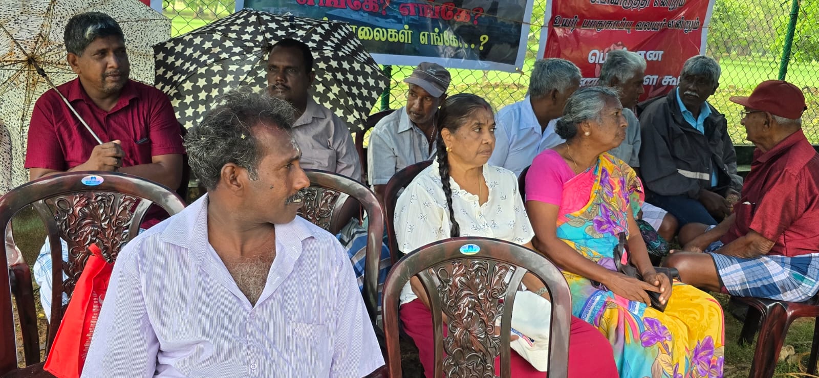 மண் மீட்பு போராட்டத்தின் போது இராணுவ அதிகாரிகளின் சொகுசு தங்குமிட வேலியில் மழைக்கு தரப்பாள் கட்டியவர்களை