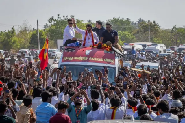 'நேரம் வரும்போது நான் வருவேன்' &ndash; அரசியலுக்குள் நுழைய விஜய் அஸ்திவாரம் போட்டது எப்படி?