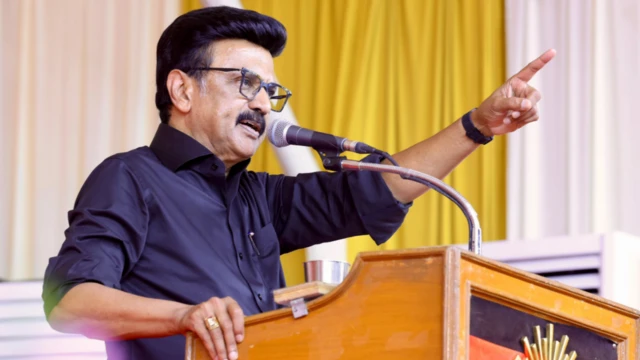புதுச்சேரி தனியார் விடுதியில் அதிமுக எம்.எல்.ஏ.க்கள் - தமிழக அரசியலில் என்ன நடக்கிறது?