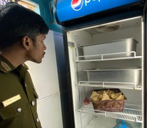 முல்லைத்தீவு பொதுச் சந்தைக்கு அருகில் சுகாதார விதிமுறைகளை மீறி செயற்பட்ட இரு உணவகங்களுக்கு எதிராக பொது