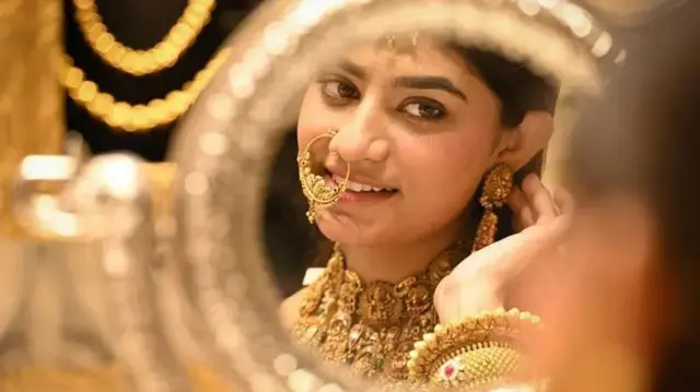 இந்திய குடும்பங்கள் தங்கம் வாங்குவது நாட்டின் பொருளாதாரத்தை எவ்வாறு பாதிக்கிறது?
