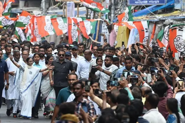 மேற்கு வங்கம்: மமதா பானர்ஜியின் அரசியல் எதிர்காலம் என்ன ஆகும்? மீண்டு வருவாரா?