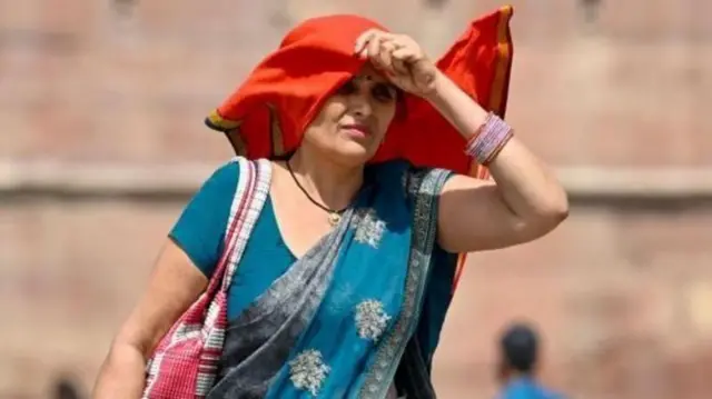 ஒரு பகுதியில் நிலவும் வெப்பநிலை வானிலை ஆய்வுத் துறையால் குறிப்பிடப்பட்ட வெப்பநிலையை விட அதிகரித்து, சில நாட்களுக்கு அப்படியே நீடித்தால், அது 'வெப்ப அலை'  என்று அழைக்கப்படுகிறது.