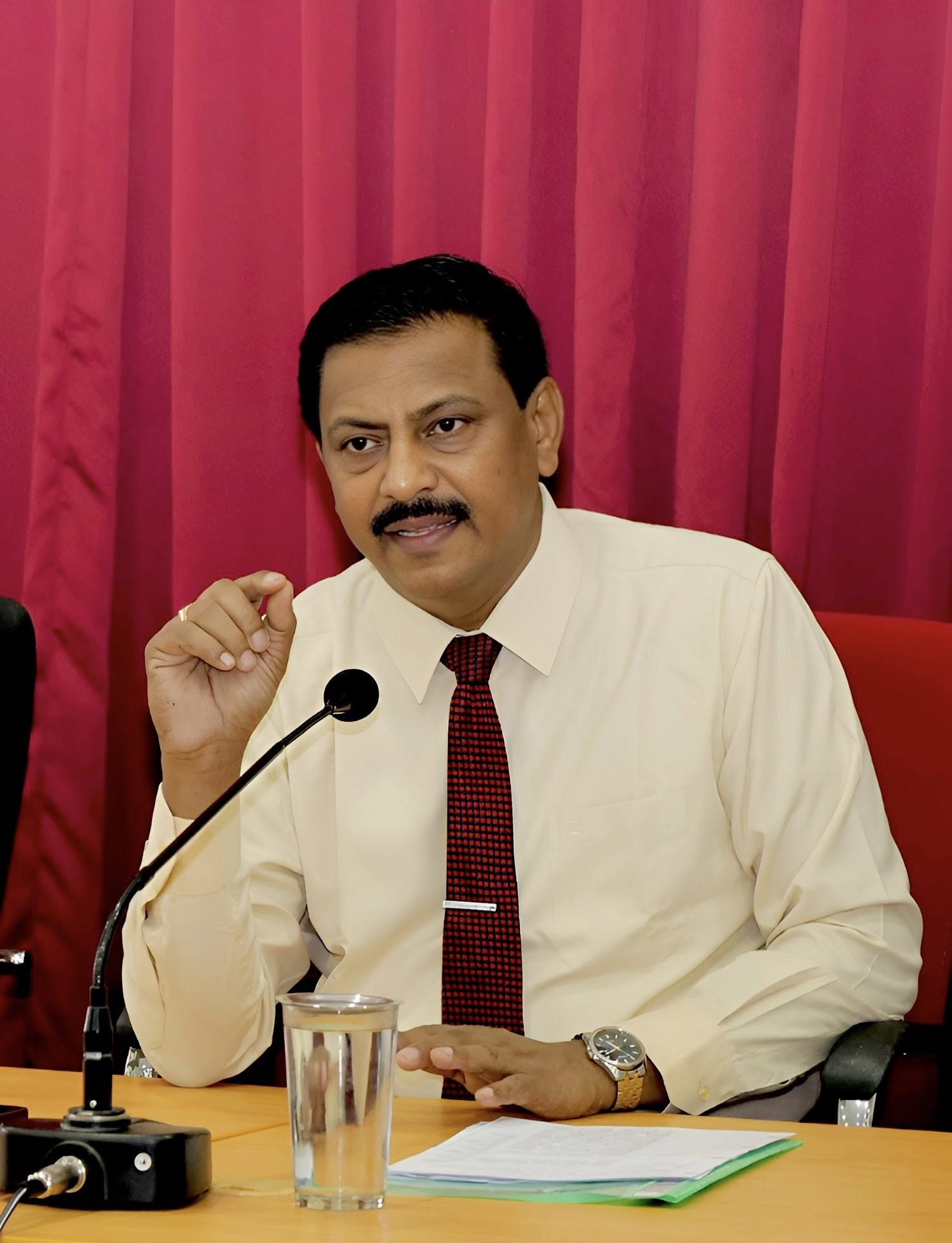யாழ்ப்பாணத்தில் மின் கம்பிகளுக்கு இடையூறாக காணப்படும் மரங்களின் கிளைகளை மின்சார சபையினர் வெட்டும் போது, உள்ளூர