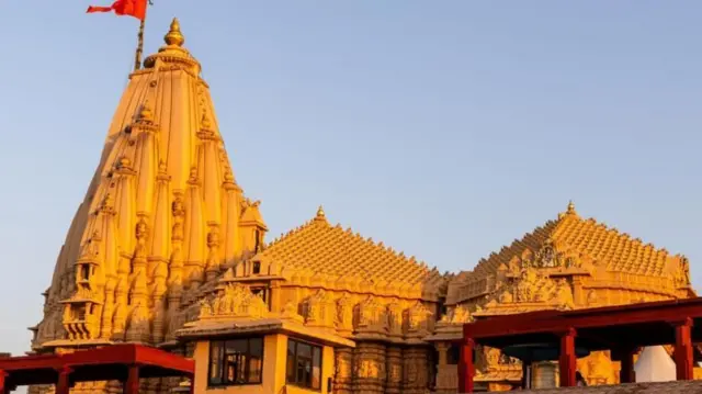 வரலாறு குறித்த கல்வி ரீதியான விவாதங்களுக்கு இணையாக, இந்தி இலக்கியமும் சோமநாதரை ஒரு உணர்ச்சிகரமான மற்றும் தேசியவாத அடையாளமாக மாற்றியது.
