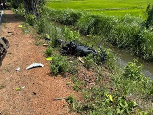 கிளிநொச்சி கரடிபோக்கு உருத்திரபுரம் வீதியில் இன்று (25) திங்கட்கிழமை பகல் இடம்பெற்ற வீதி விபத்தில் இளம்