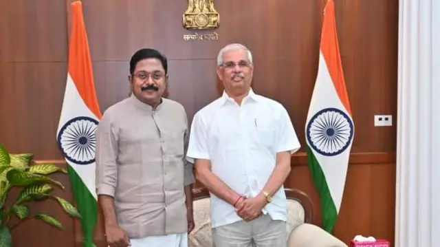 நள்ளிரவில் ஆளுநரை சந்தித்த தினகரன்: ஆட்சியமைக்க விஜயை ஆளுநர் அழைப்பாரா? விசிக முடிவு என்ன?