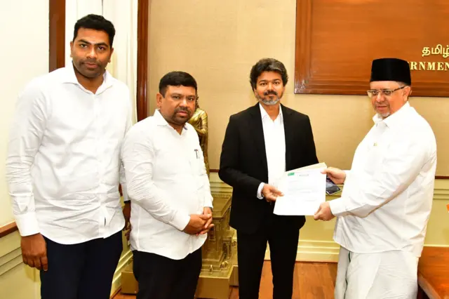 இந்திய யூனியன் முஸ்லிம் லீக் கட்சியை சேர்ந்த நிர்வாகிகள் முதல்வர் விஜயை சந்தித்தனர்