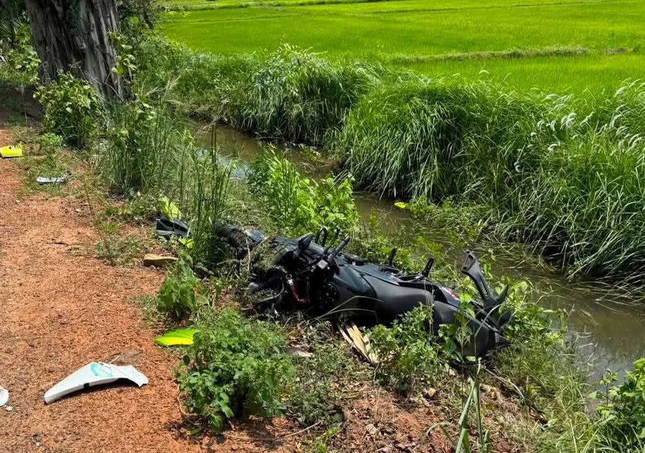 கிளிநொச்சியில் மோட்டார் சைக்கிளை வேகமாக ஓடி சாகசம் செய்த இளைஞனின் மோட்டார் சைக்கிள் மோதி பாடசாலைக்கு