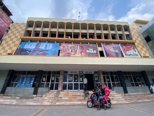 ‘வருவாய் பகிர்வு’ முறையில் சம்பளம் பெறக்கோரும் தயாரிப்பாளர்கள் – நடிகர் சங்கம் கூறும் பதில் என்ன?
