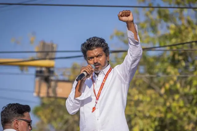 தவெகவிற்கு ஆதரவளிப்பதாக காங்கிரஸ் அறிவிப்பு –  “முதுகில் குத்துவதாக” திமுக விமர்சனம்