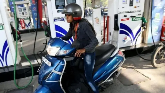 இந்தியாவில் பெட்ரோல், டீசல் விலை 10 நாளில் 4 முறை உயர்வு - சாமானியருக்கு என்ன பாதிப்பு?