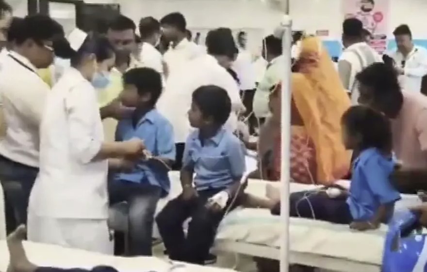 இந்தியாவில் பள்ளி உணவைச் சாட்பிட்ட 150 மாணவர்கள் உடல் நலக்குறைவு!