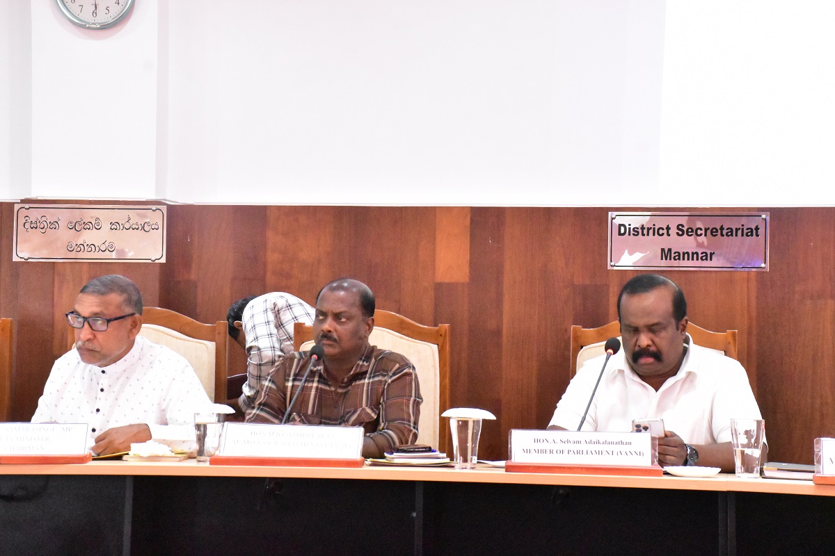 மன்னார் மாவட்டத்தில் பாதுகாப்புப் படையினர் மற்றும் கடற் படையினரின் கட்டுப்பாட்டில் உள்ள பொதுமக்களின் காணிகளை ம