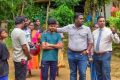 பெல்மடுல்ல, நாரங்கொட தனியார் தோட்டத்தில் தோட்ட உரிமையாளரால் உடைக்கப்பட்ட வீட்டில் வசிக்கும் பாதிக்கப்பட்டவர்கள