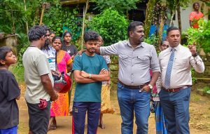 பெல்மடுல்ல, நாரங்கொட தனியார் தோட்டத்தில் தோட்ட உரிமையாளரால் உடைக்கப்பட்ட வீட்டில் வசிக்கும் பாதிக்கப்பட்டவர்கள