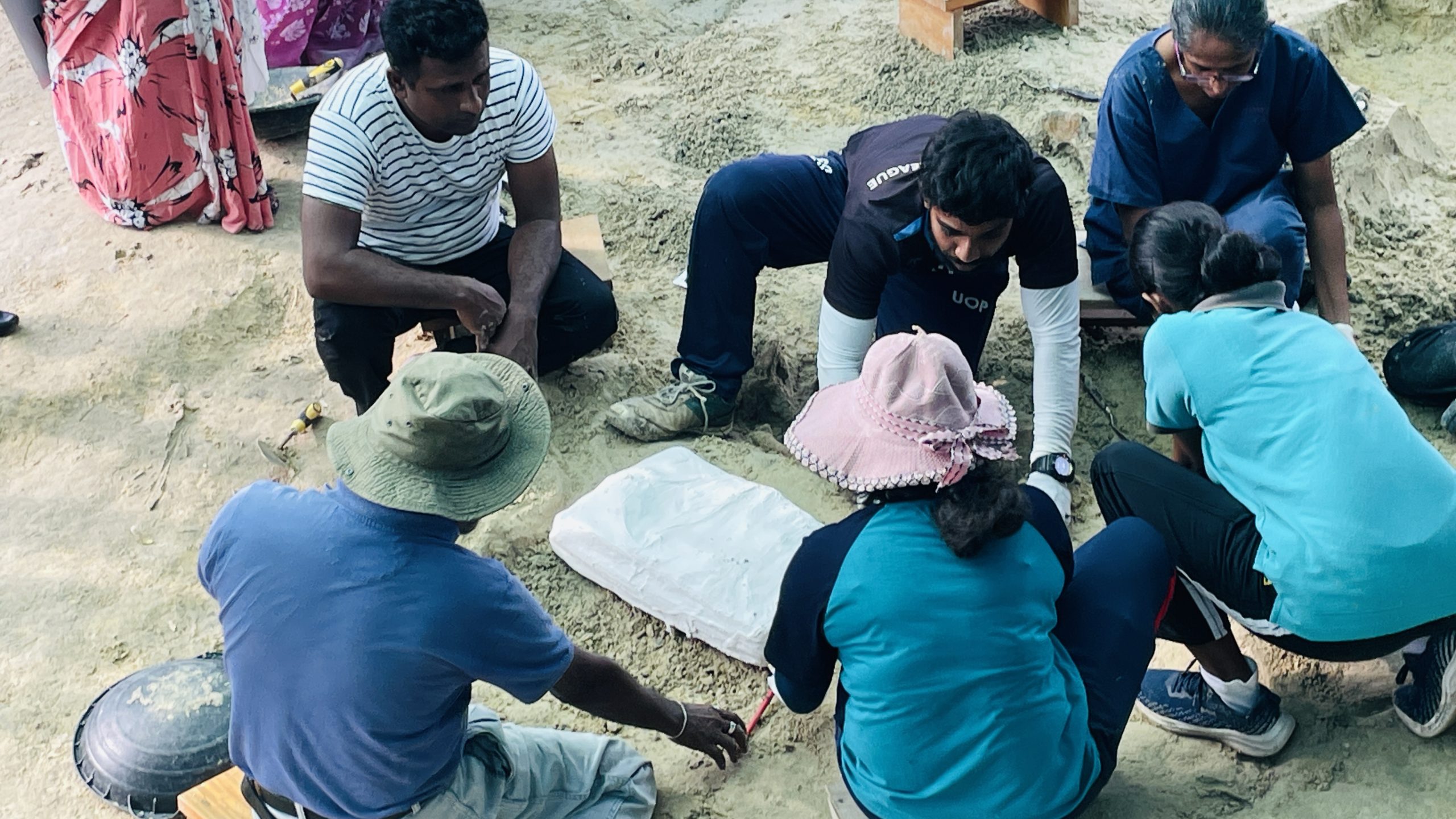 செம்மணியில் மண்ணுடன் அகழ்ந்து எடுக்கப்பட்ட குழந்தையின் என்பு கூடு