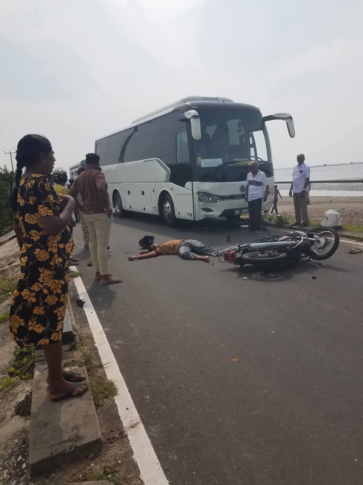 யாழில். சொகுசு பேருந்துடன் மோட்டார் சைக்கிள் மோதி விபத்து – இளைஞன் உயிரிழப்பு