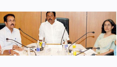 தமிழ்நாட்டினை சிறந்த சுற்றுலா வசதிகள் கொண்ட மாநிலமாக உருவாக்க வேண்டுமென அலுவலர்களுக்கு அறிவுறுத்தினார். இது கு