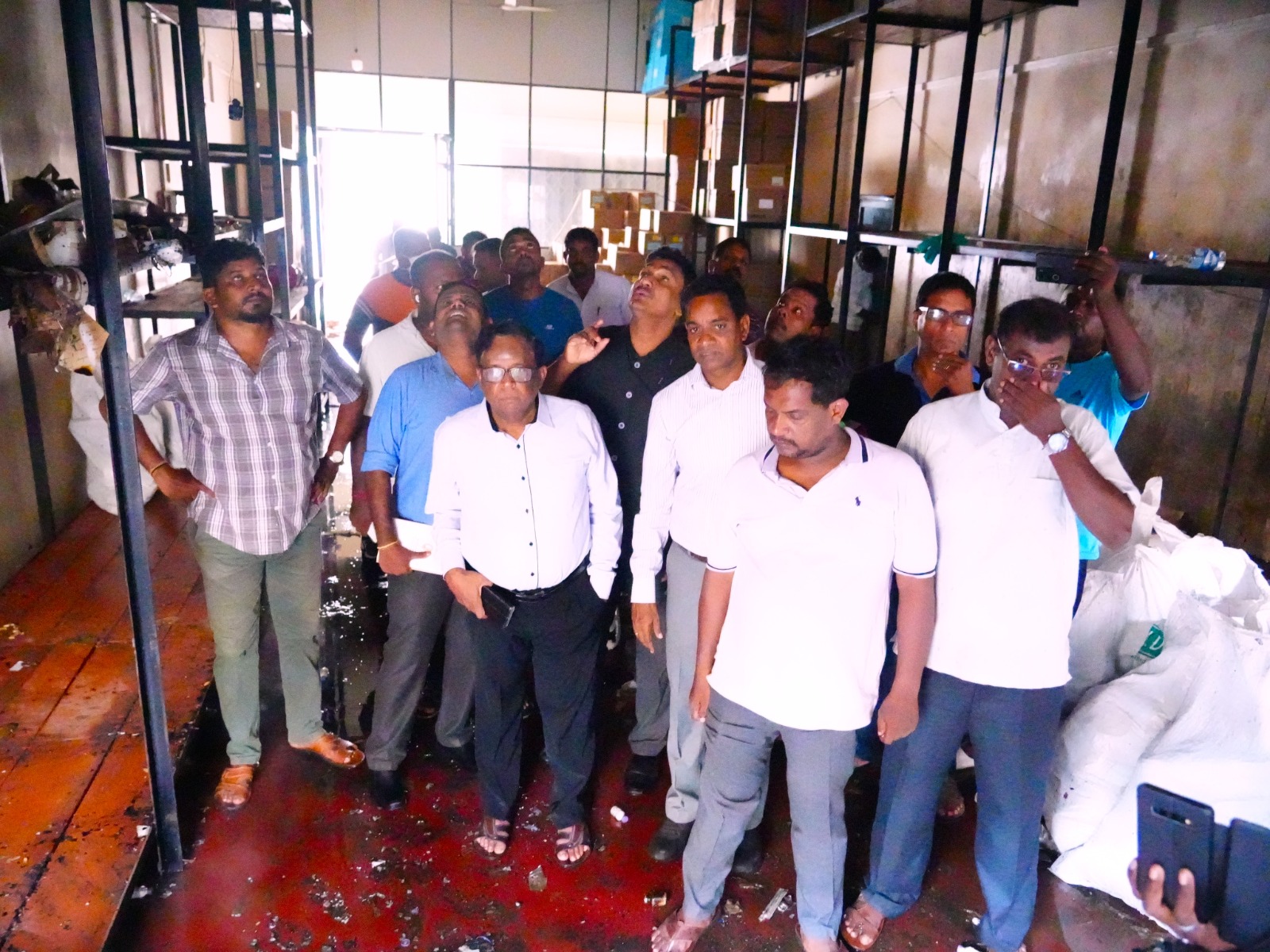 வீரமிக்க முயற்சிக்கு வார்த்தைகளால் நன்றி கூற முடியாது – யாழ்.போதனாவில் தீயை கட்டுக்குள் கொண்டு வந்தவர்களுக்கு ஆளுநர் பாராட்டு