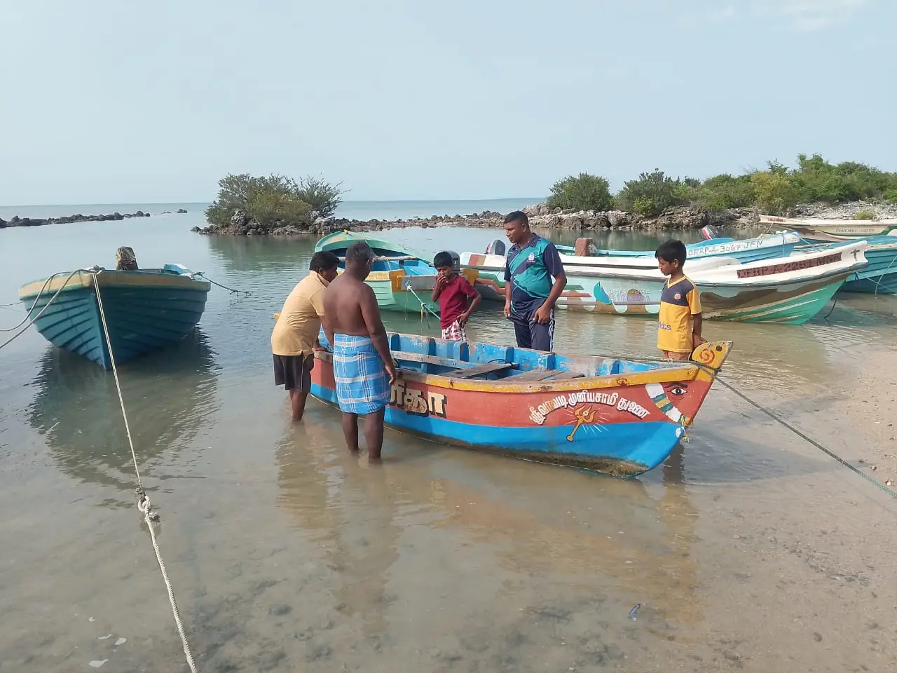 யாழ்ப்பாணம் , நெடுந்தீவு கடற்பரப்பை அண்டிய பகுதியில் கடலில் தத்தளித்து கொண்டிருந்த தமிழக கடற்தொழிலாளரை ,