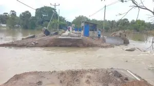 மட்டக்களப்பு மாவட்டத்தின் மண்டூர் – வெல்லாவெளி பிரதான வீதியூடாகப் பாயும் கடும் மழை வெள்ளத்தினால் அவ்வீதியூடான